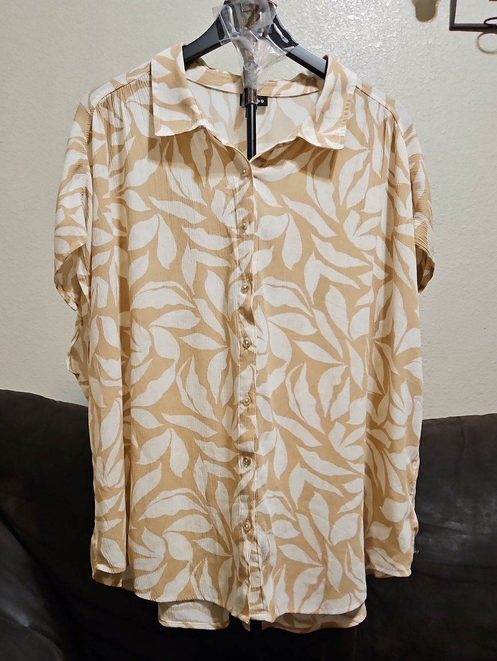 torrid Cream and Tan Leaf-Print Button-Up Blouse